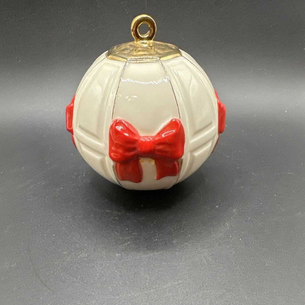 Elizabeth Arden Pomander Christman Ornament- White With Red Bows